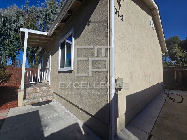 Building Photo - 2/2 Stand Alone Cottage, Private Yard, W/D...