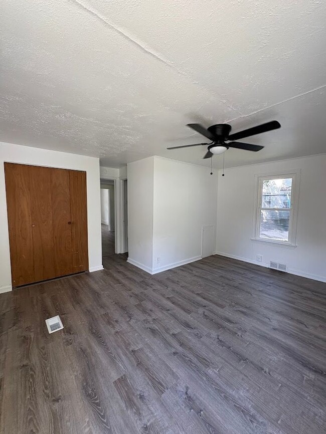 Building Photo - Three bedroom two bathroom home for rent