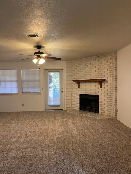 Building Photo - 1305 W Villa Maria Rd