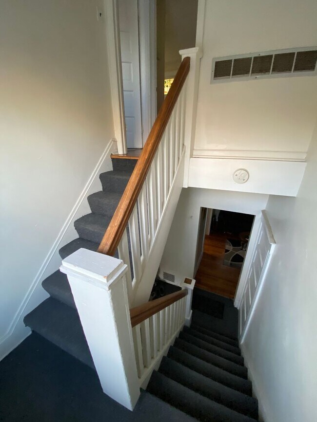 Building Photo - NT 407 Warner St NT