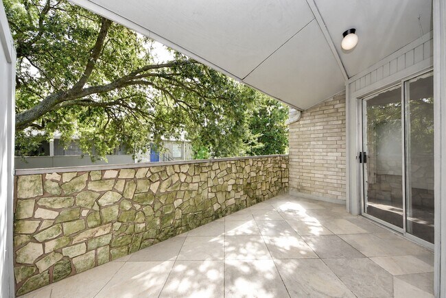 Building Photo - 9700 Leawood Blvd