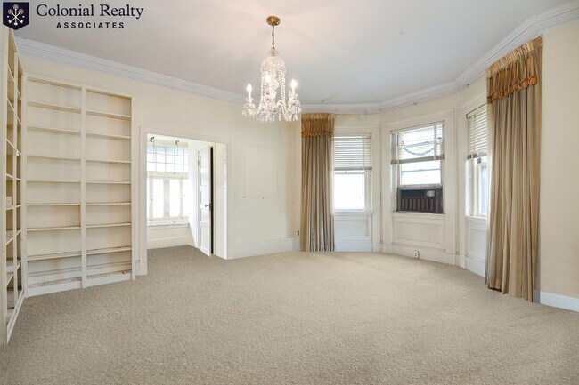 Building Photo - 923 Beacon St