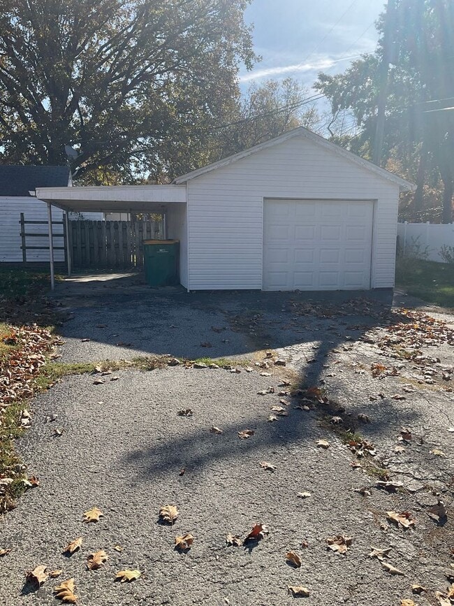 Building Photo - 207 W Hwy 50