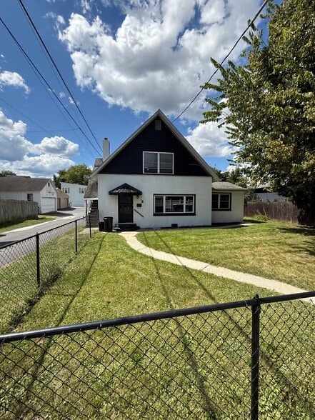 Unit 2 Upstairs - 8 S Washington St