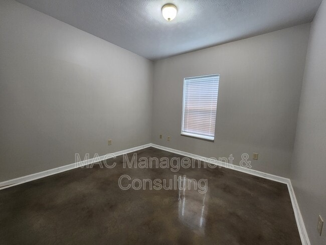 Building Photo - 978 N Franklin Ave