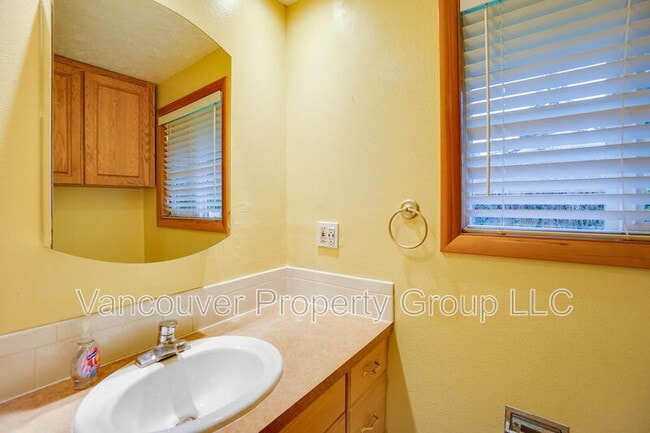 Building Photo - 403 NE 123rd Ave