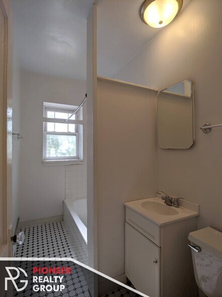 Building Photo - 953 W Cornelia Ave