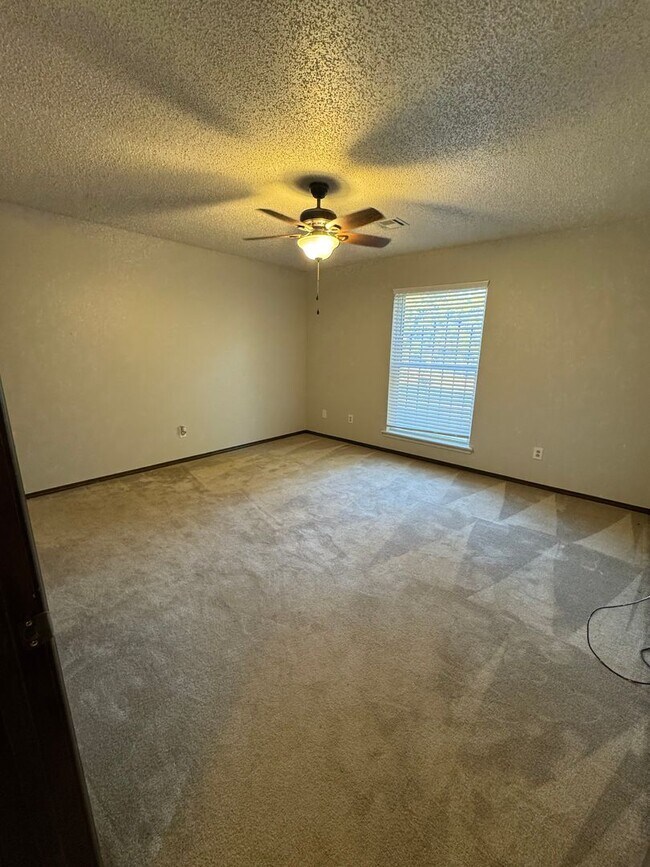 Building Photo - 3 Bedroom Home with Fenced Yard!!