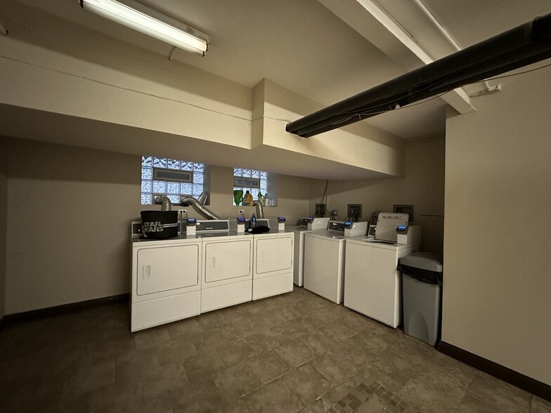 Building Photo - 4410 N Wolcott Ave