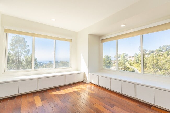 Building Photo - 4 Bedroom / 3 Bathroom Home With Panoramic...