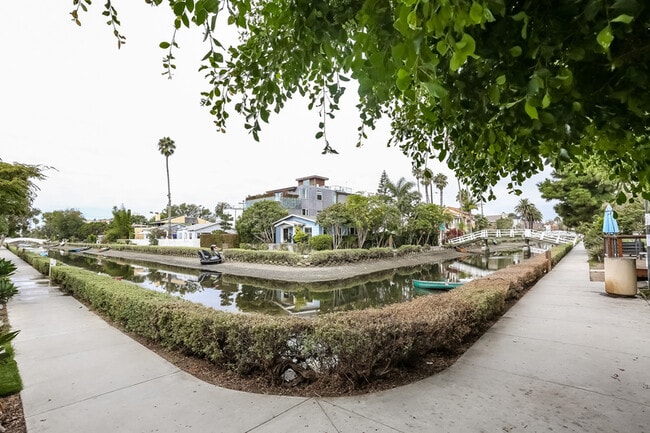 Building Photo - 2611 Ocean Ave