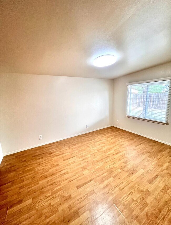 Building Photo - 615 Candelaria Rd NW