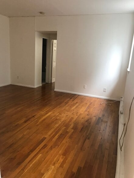 Building Photo - 137 W 110th St