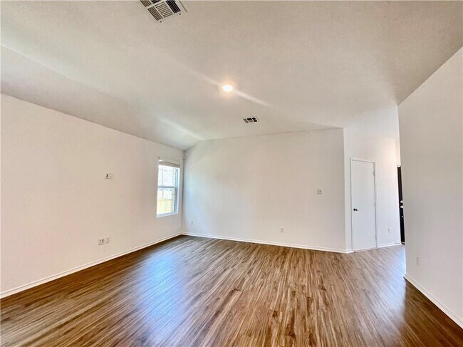 Building Photo - 102 Milliner Lp