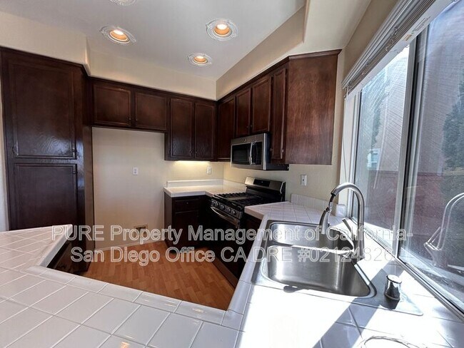 Building Photo - 564 Vista Miranda
