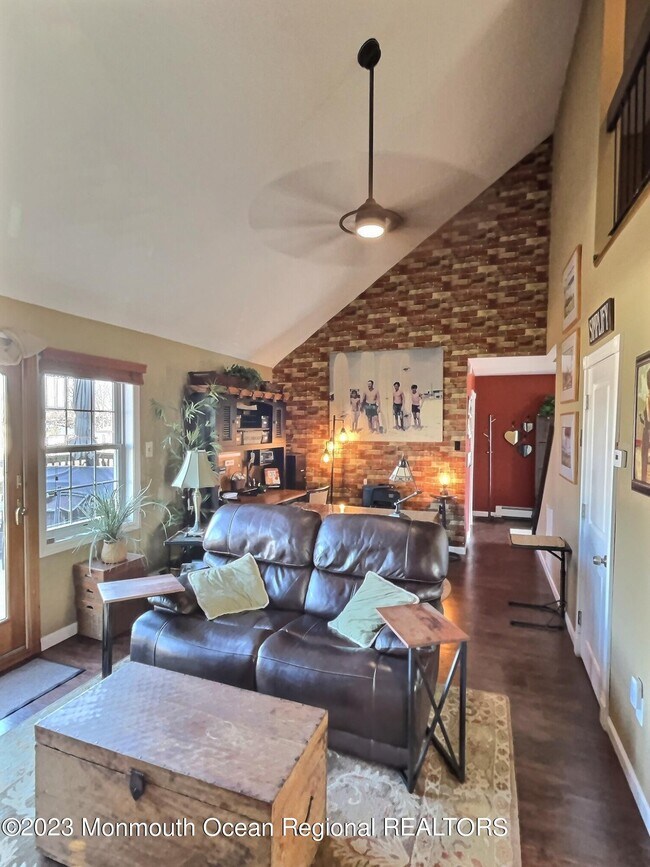 Building Photo - 179 Bernard Dr