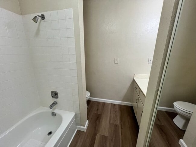 Building Photo - Conveniently located Refreshed Two Bedroom Condo