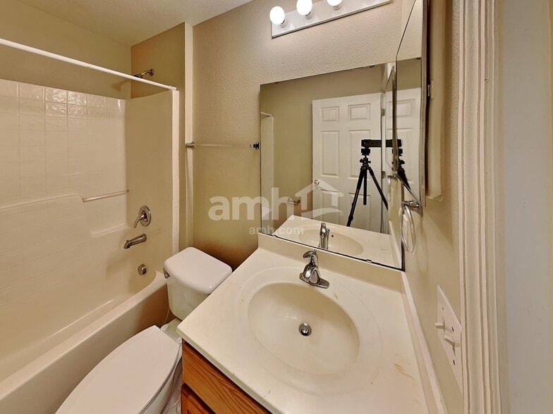 Building Photo - 7242 Oxfordshire Ave