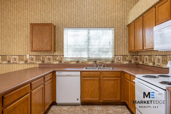 Building Photo - 3Bed/2Bath House at Litchfield Rd/Camelbac...