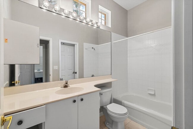 Building Photo - **Beautiful 3/2 home and a prime location!**