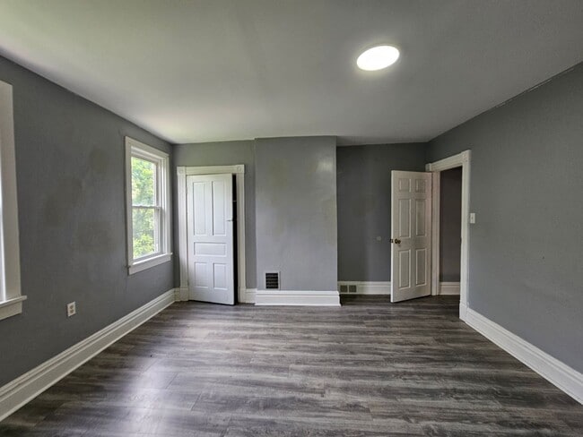 Building Photo - Spacious 3 bedroom 1 bath house for rent i...