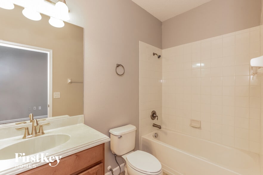 Building Photo - 20241 Merry Oak Ave