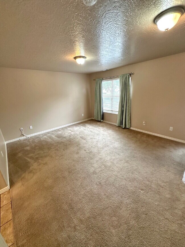 Building Photo - Townhome in prime location
