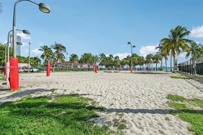 Building Photo - 1750 N Bayshore Dr