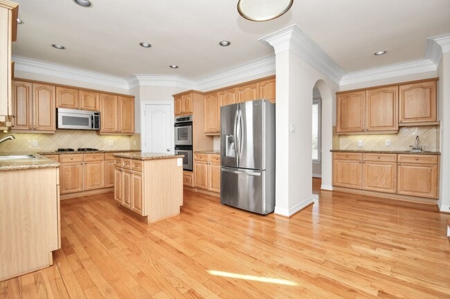Building Photo - 833 Rosine St