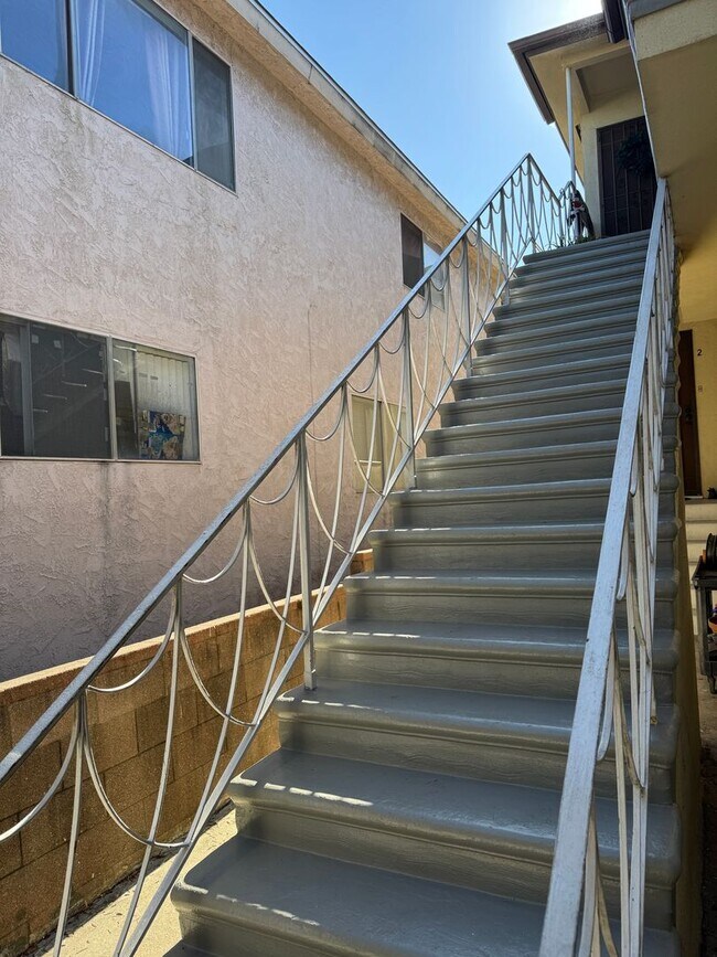 Building Photo - 673 W 22nd St