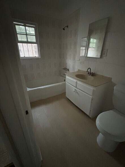 Building Photo - 318 E 99th St