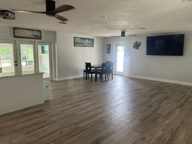 Building Photo - Beautiful 2/2 with dock and boat access