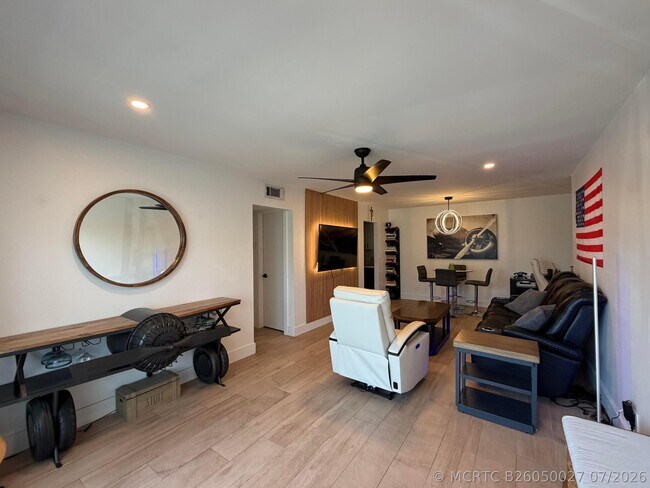 Building Photo - 180 Cypress Club Dr