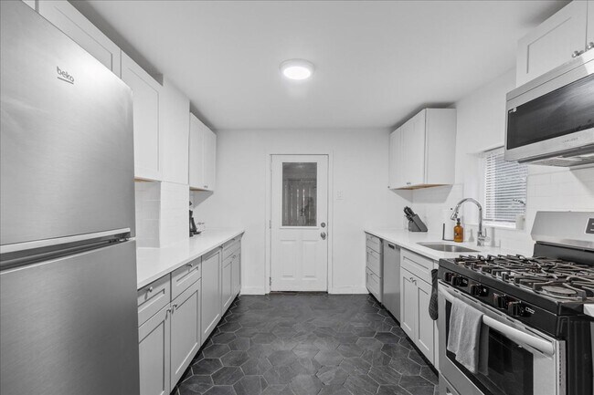 Building Photo - Renovated 3-bed, 2.5-bath house in Heart o...