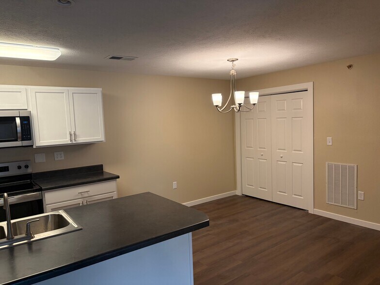 Building Photo - 1365 S Scenic Ave