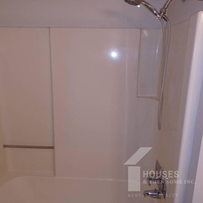 Building Photo - 1321 New Cut Rd