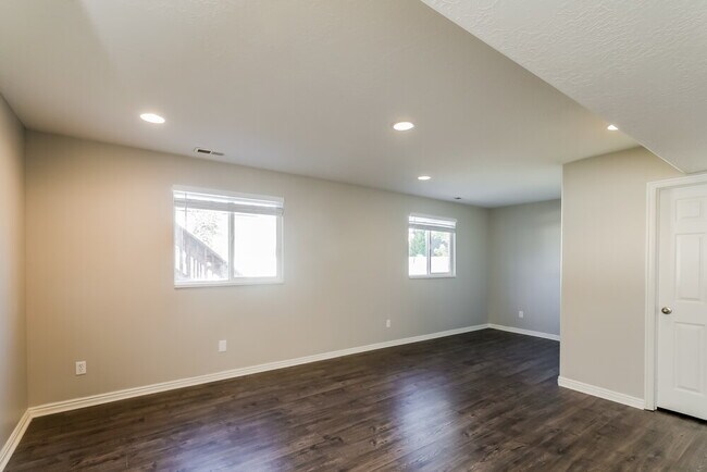 Building Photo - 996 W Fox Holw Dr