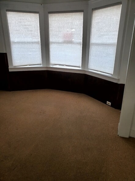 Primary Photo - 10 College Ave