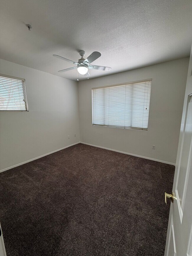 Building Photo - 3 Bedroom Townhouse with Garage, Gated Com...