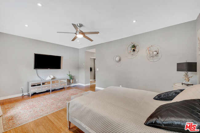 Building Photo - 13563 Contour Dr