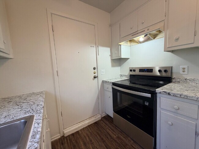 Building Photo - Three Bedroom Duplex