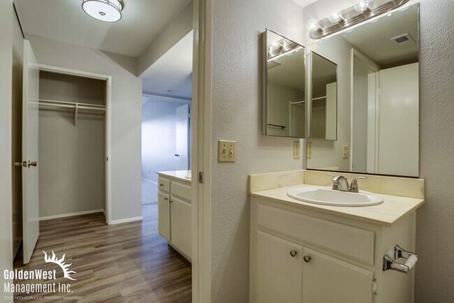 Building Photo - Breezy 2Bdm 2Ba Top-Floor Corner Condo with Mountain Views!