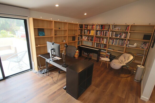 Building Photo - Furnished Recently Renovated Townhome