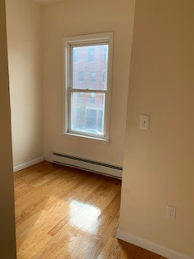 Building Photo - 16 Che