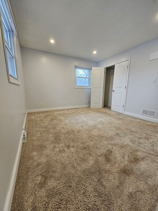 Building Photo - 9536 Elmwood Dr