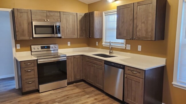 Building Photo - Newly Renovated 3 bedroom, 2 bath unit wit...