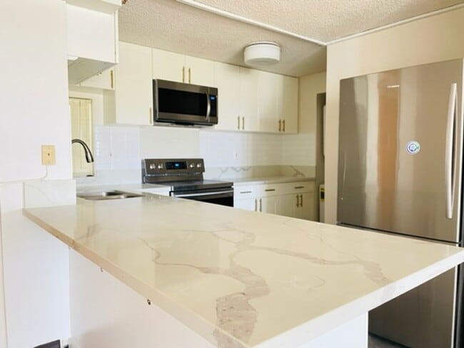 Building Photo - 1 Bedroom, 1 Bathroom, 1 Parking (Kings Gate)