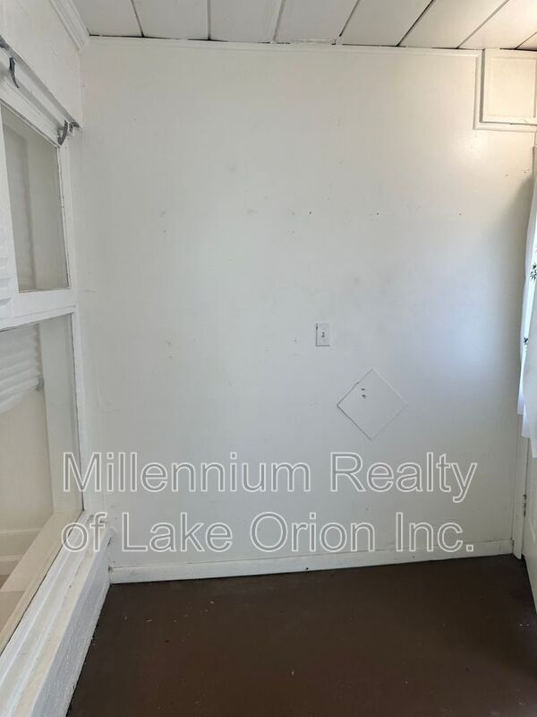Building Photo - 325 E Sheffield Ave
