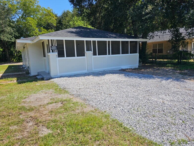 Building Photo - 1150 Hawthorn Dr