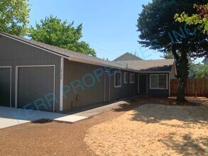 Building Photo - Charming 3-Bed Retreat with 2 Full Baths in Portland's Heart – 1000 Sq Ft of Comfort!